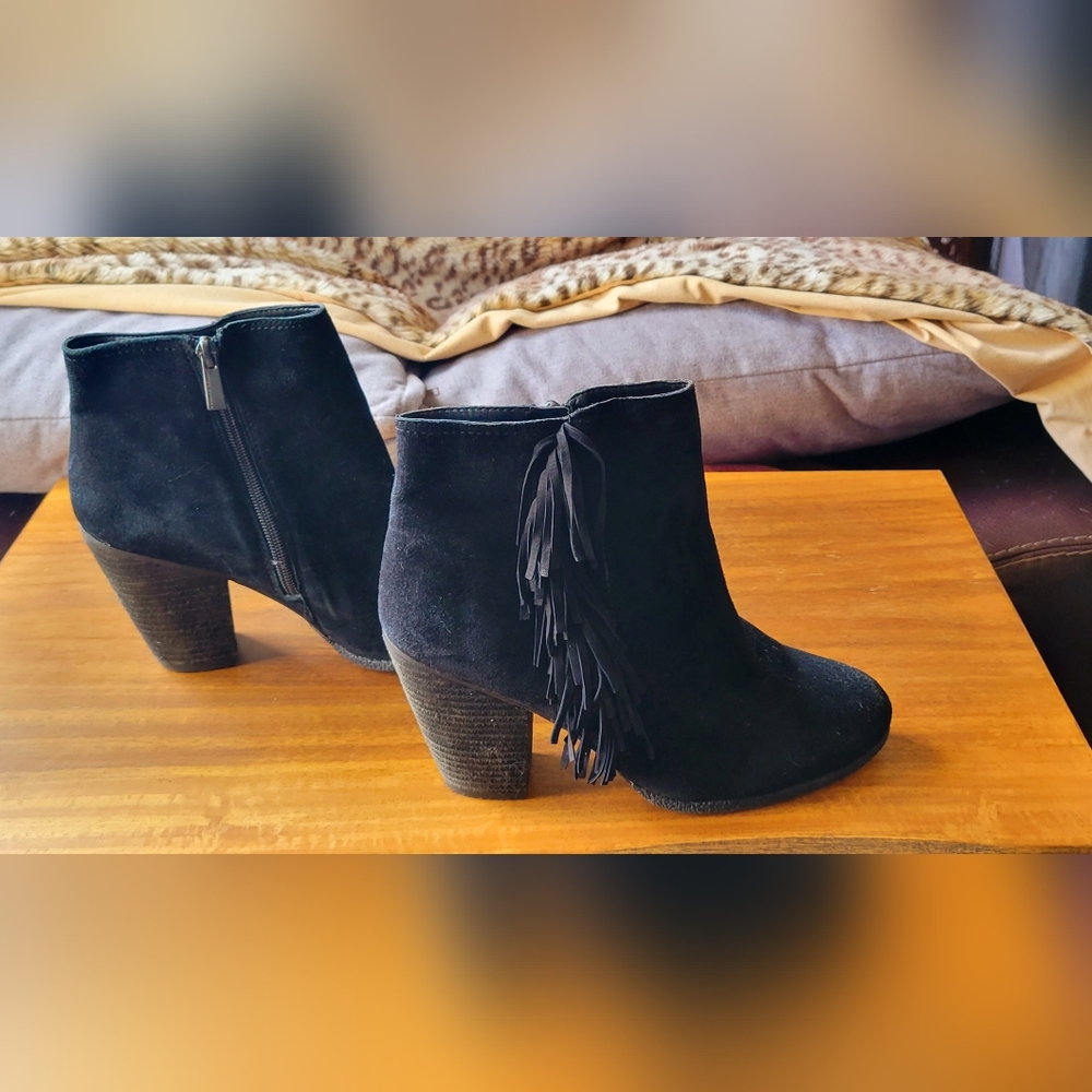 Brand NEW Vince Camuto Suede Fringe Boots Size 9 WIDE